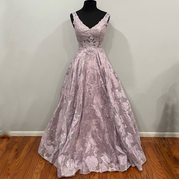 Sz 8 La femme gown style 27505 . Worn once for photo shoot - Picture 3 of 4